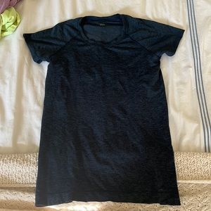 NAVY LULULEMON T-SHIRT